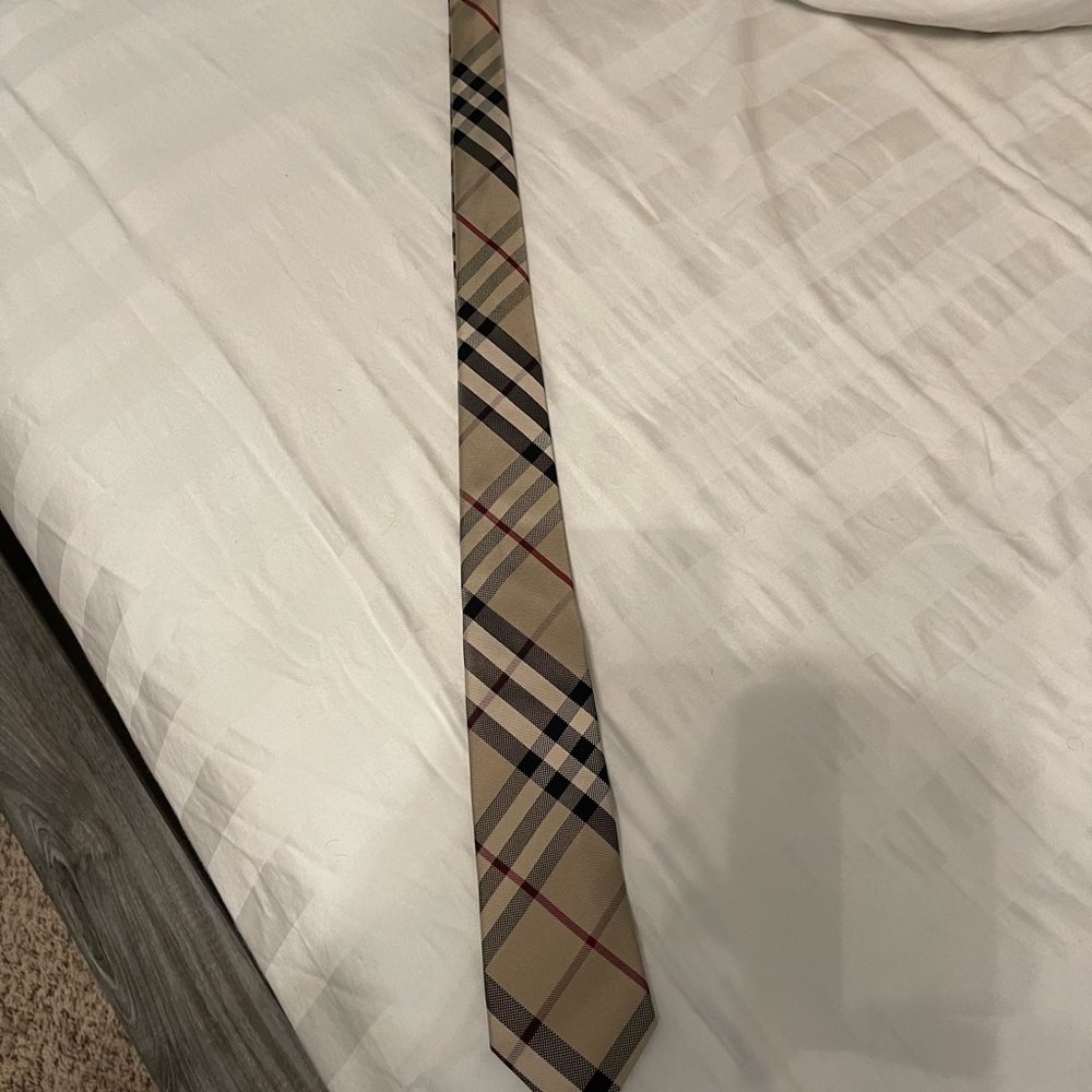 Mens Burberry tie plaid classic design 100 percent authentic